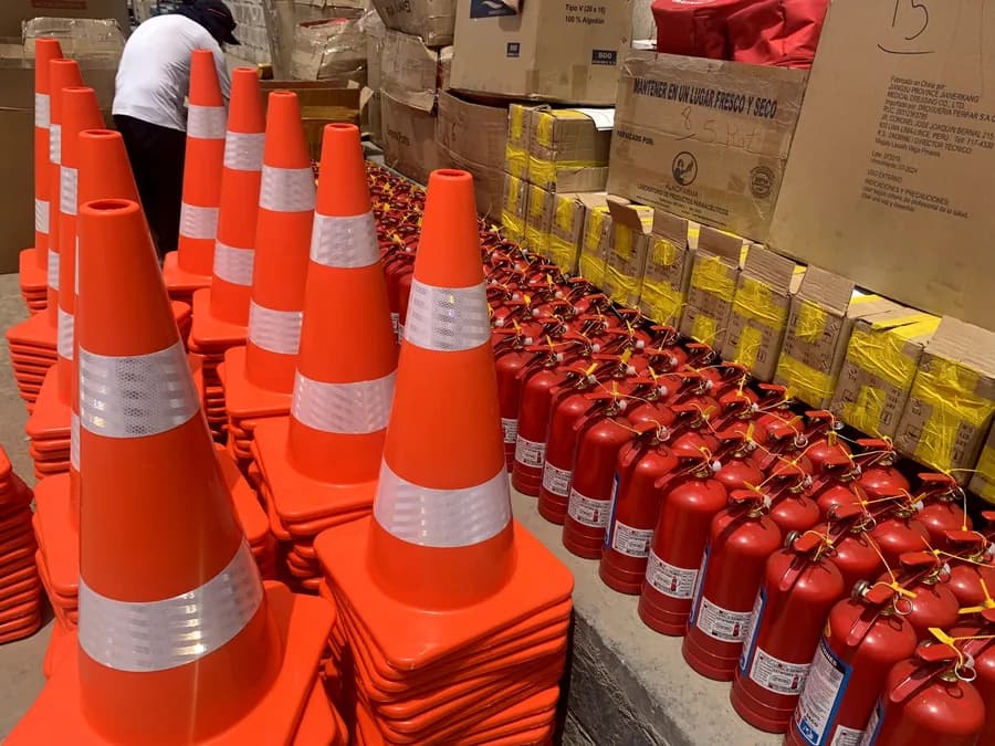 Conos, extintores y equipamiento de emergencia acopiados para atender una flota