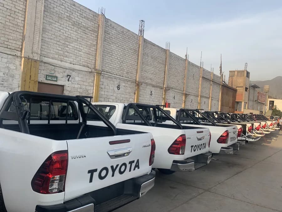Camionetas equipadas formadas en el taller antes de la entrega