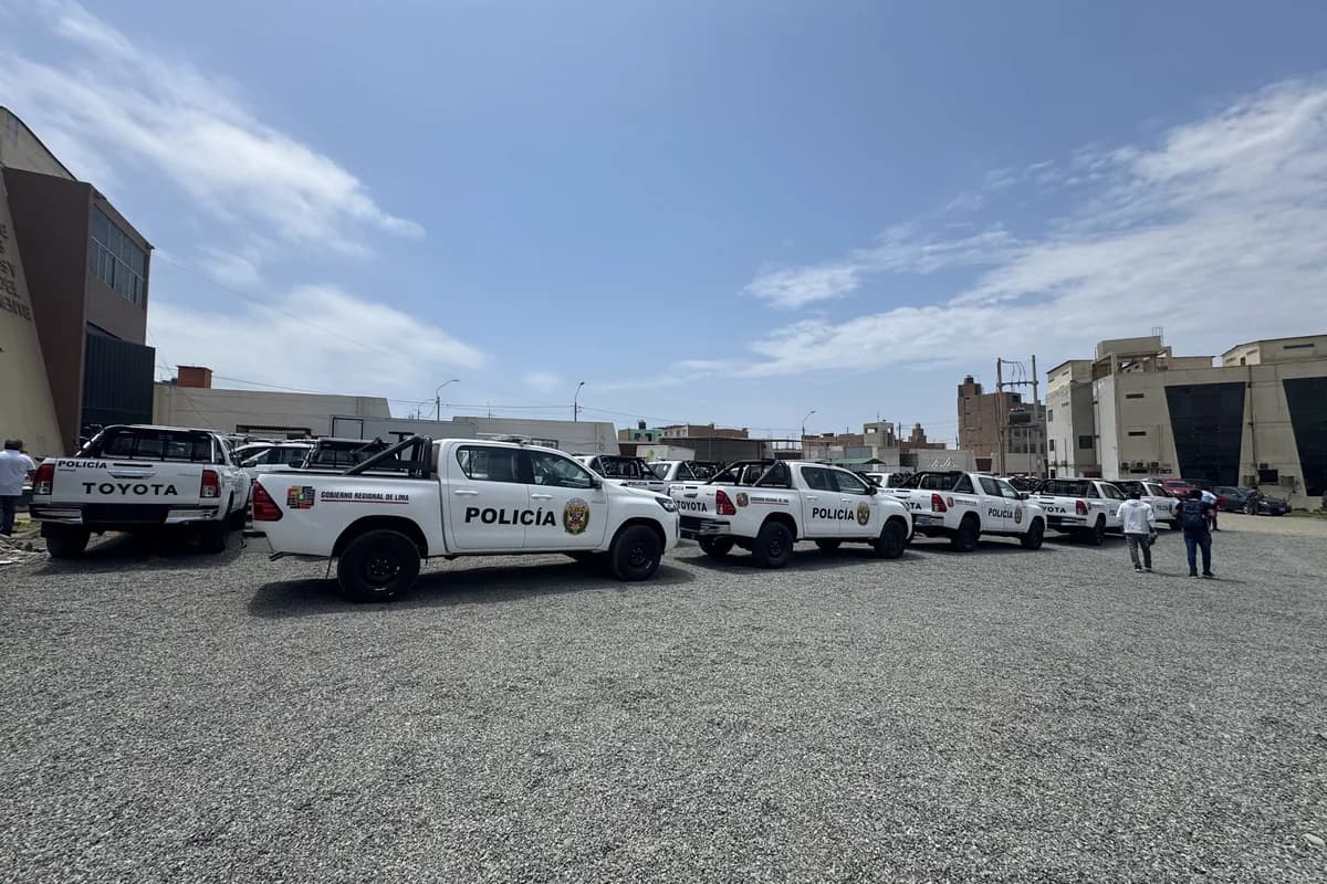 Filas de camionetas policiales equipadas con estructura antivuelco, formadas en el patio de entrega