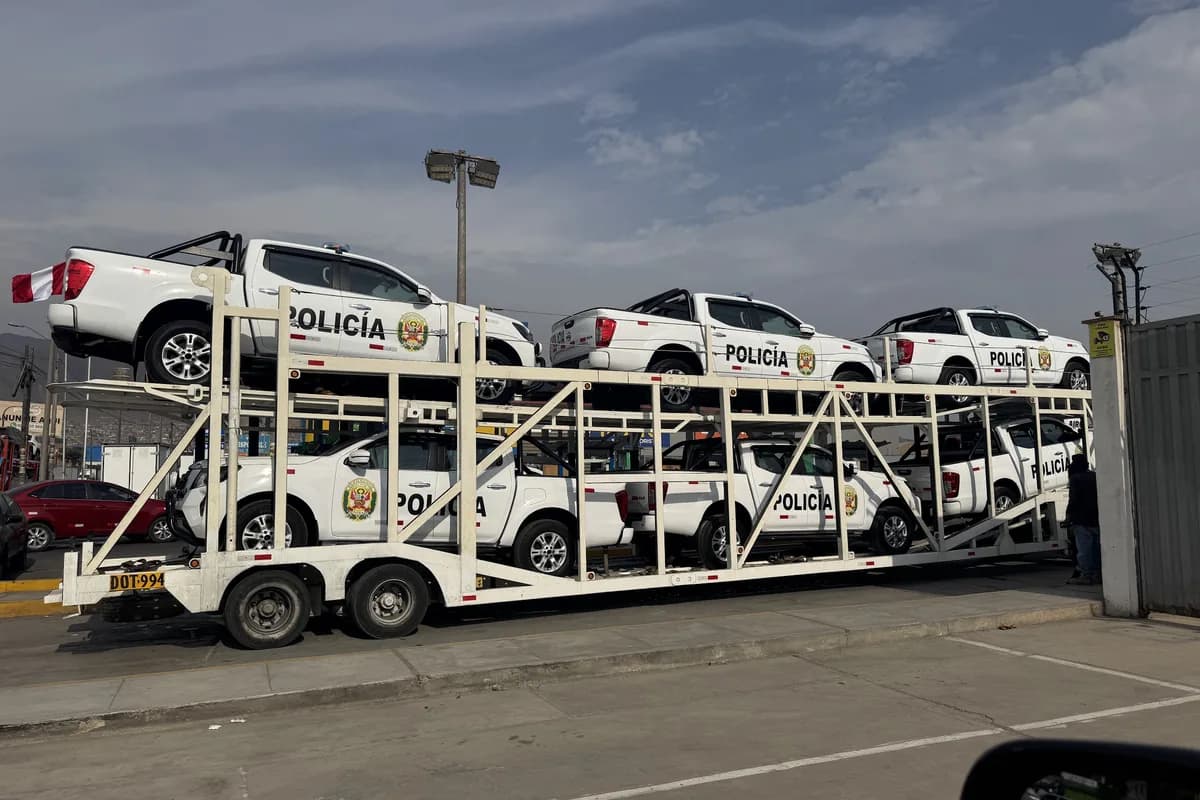 Camión porta-vehículos cargado con camionetas ya equipadas, listo para el traslado