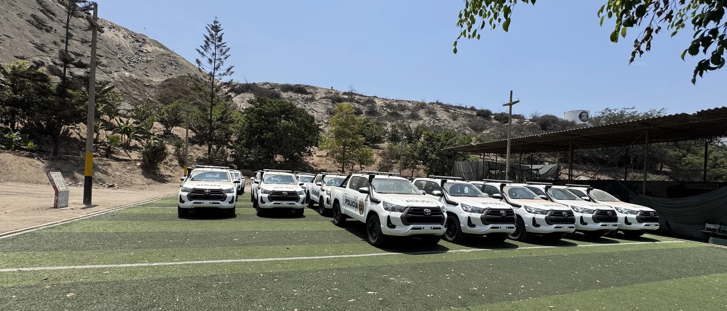 Camionetas policiales equipadas formadas en diagonal, listas para el despacho