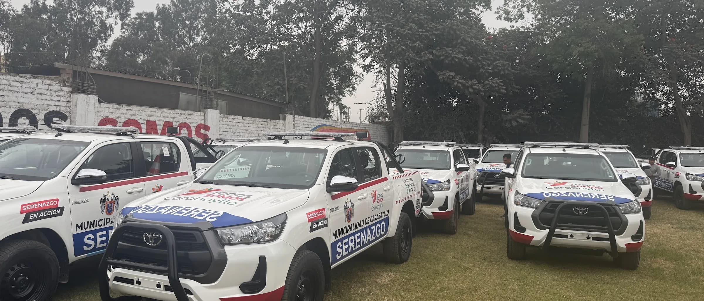 Flota de camionetas de serenazgo municipal con parrilla, barra de luces y defensa delantera