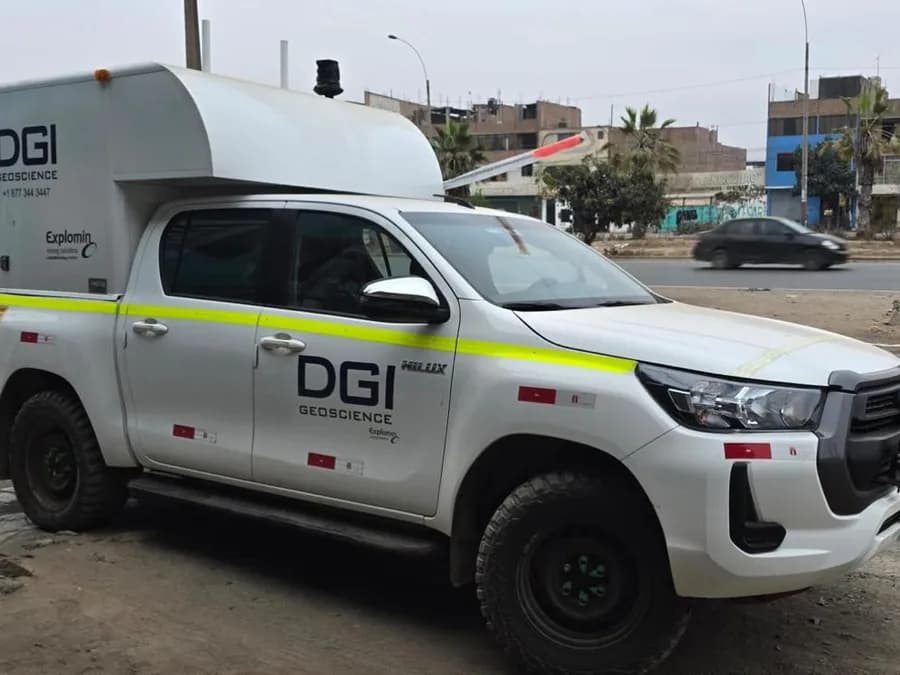 Camioneta con módulo cerrado sobre la tolva para trabajo en campo