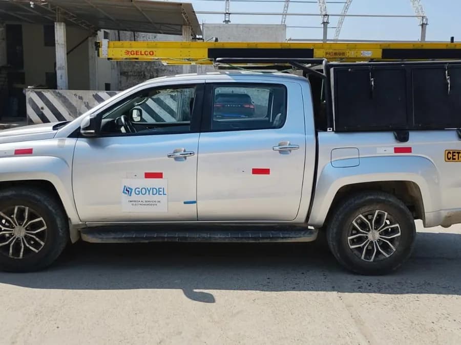 Camioneta con parrilla portaescaleras y cajones laterales de herramienta